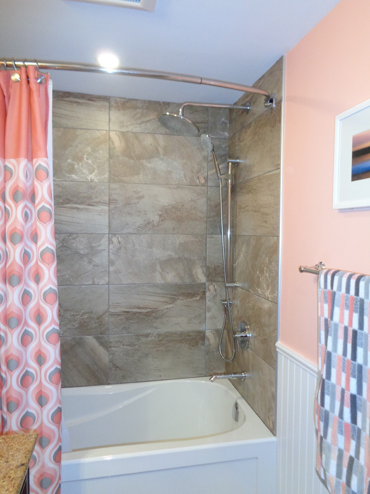 На фото: ванная комната среднего размера в стиле неоклассика (современная классика) с душем над ванной, бежевой плиткой, коричневой плиткой, керамической плиткой и розовыми стенами