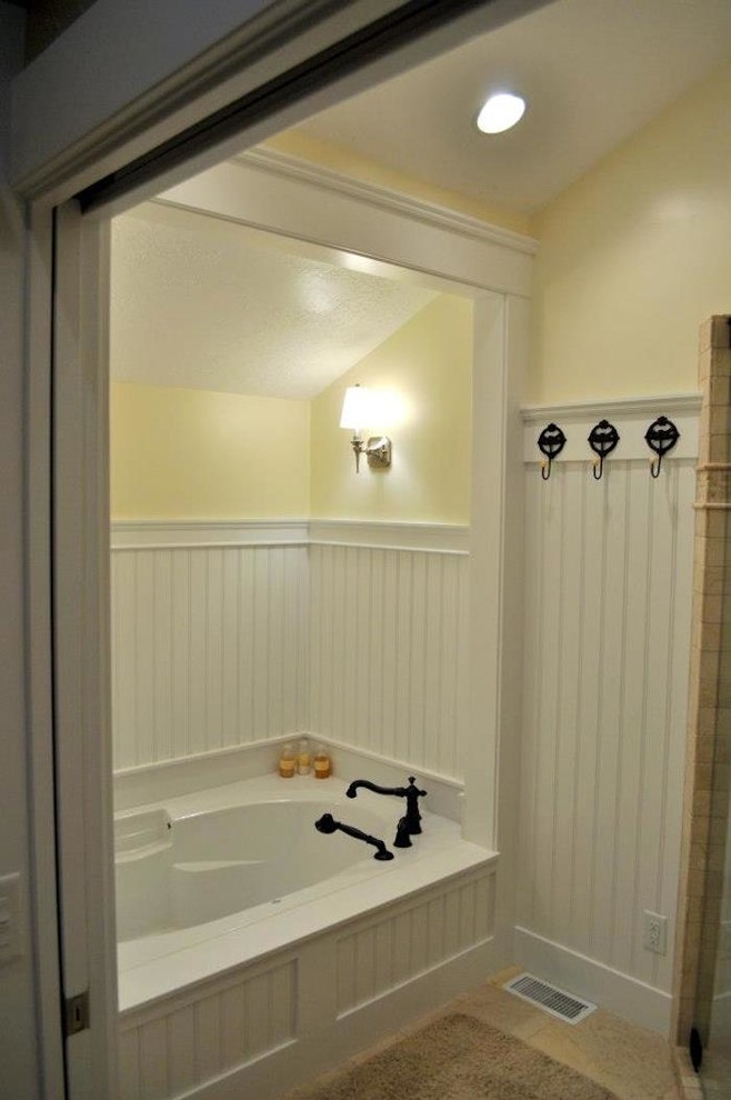 На фото: маленькая ванная комната с накладной ванной, желтыми стенами, полом из травертина и душевой кабиной для на участке и в саду