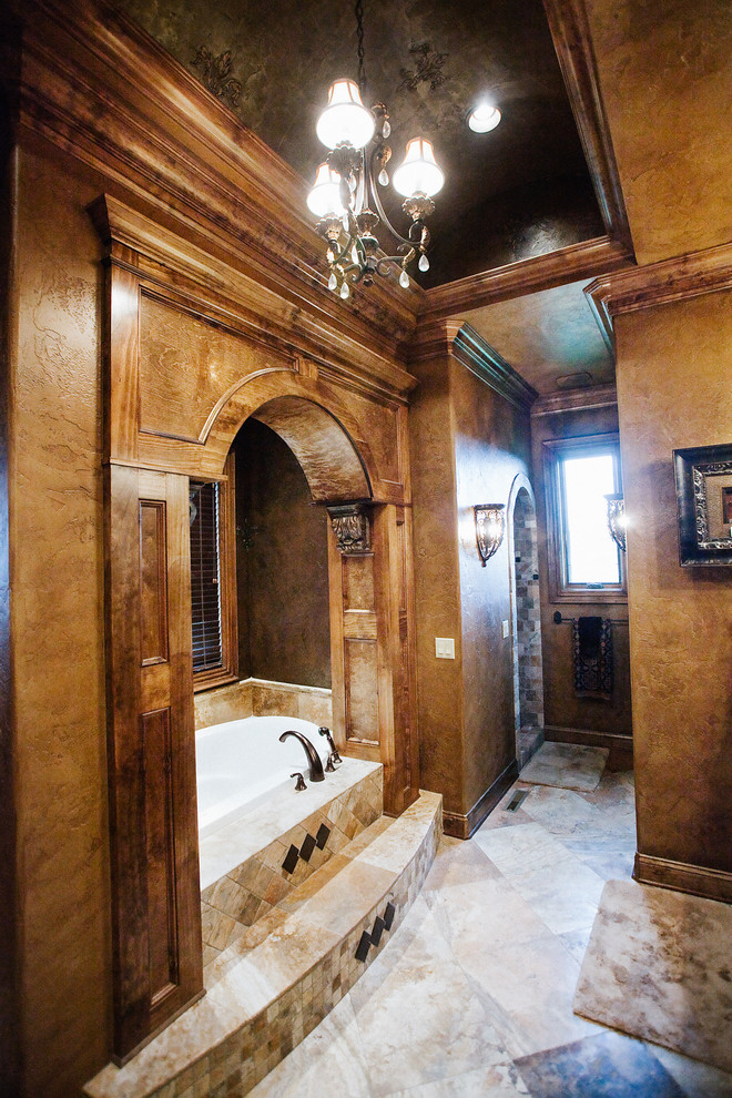Großes Klassisches Badezimmer En Suite mit Einbaubadewanne, Duschnische, Kalkstein und beigem Boden in Sonstige