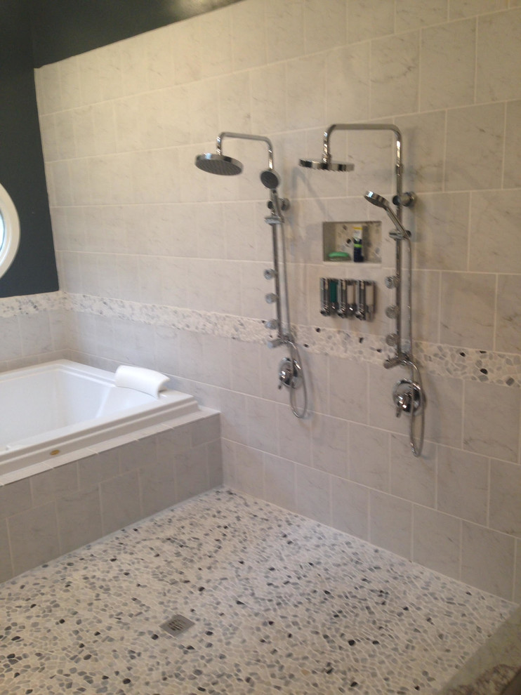 ボルチモアにある高級な中くらいなトランジショナルスタイルのおしゃれなマスターバスルーム (ドロップイン型浴槽、洗い場付きシャワー、グレーのタイル、白いタイル、石タイル、黒い壁、玉石タイル) の写真