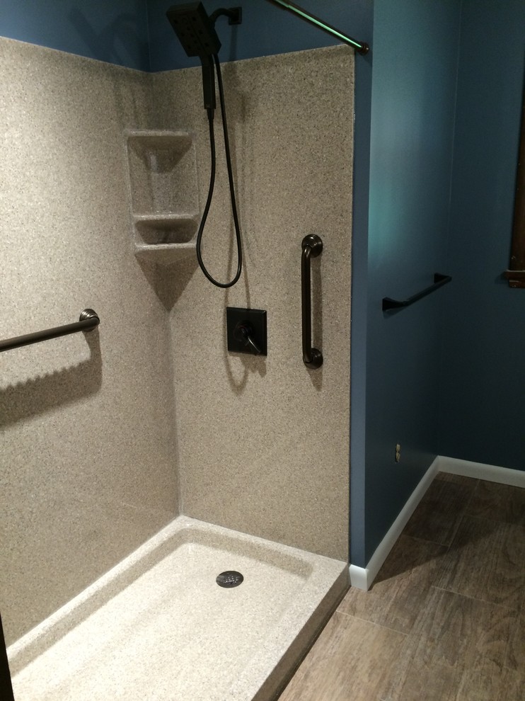 Foto på ett mellanstort vintage en-suite badrum, med skåp i shakerstil, vita skåp, en dusch i en alkov, en toalettstol med separat cisternkåpa, beige kakel, stenhäll, gröna väggar, mellanmörkt trägolv, ett integrerad handfat, granitbänkskiva, brunt golv och dusch med duschdraperi