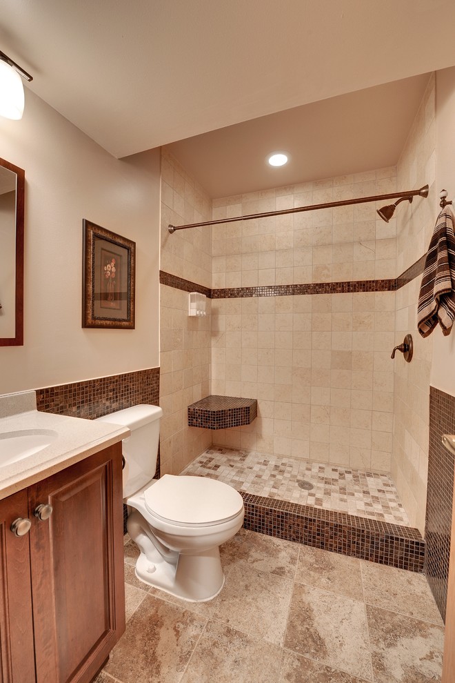 Klassisk inredning av ett mellanstort badrum med dusch, med luckor med infälld panel, skåp i mellenmörkt trä, en hörndusch, en toalettstol med separat cisternkåpa, klinkergolv i keramik, ett undermonterad handfat och bänkskiva i akrylsten