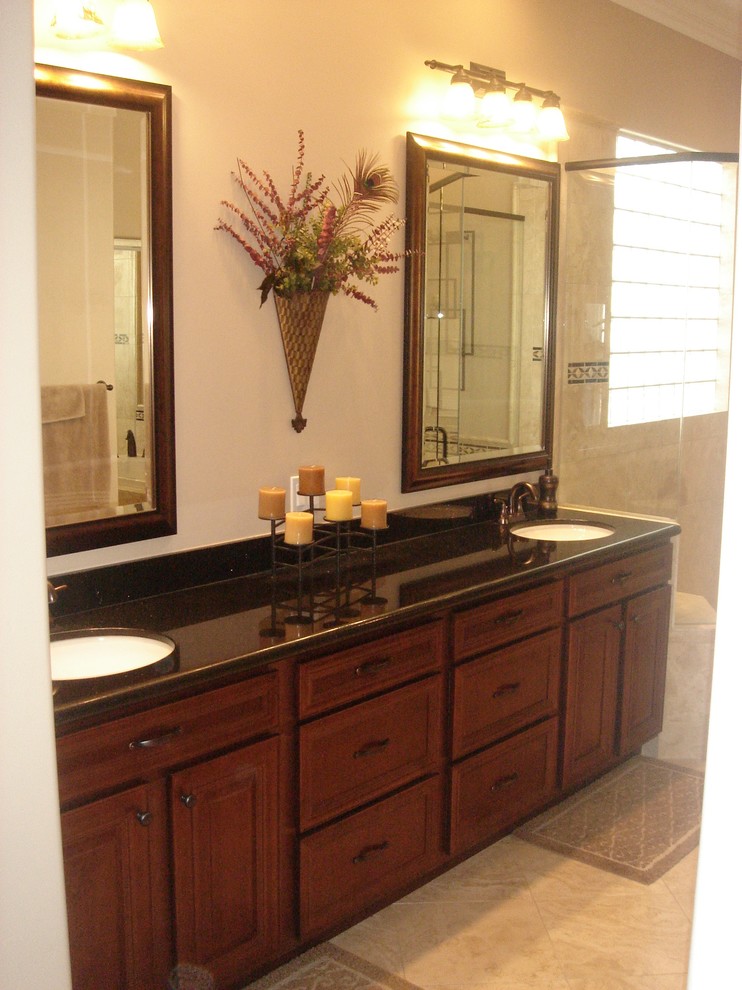 Immagine di una stanza da bagno padronale chic con piastrelle beige