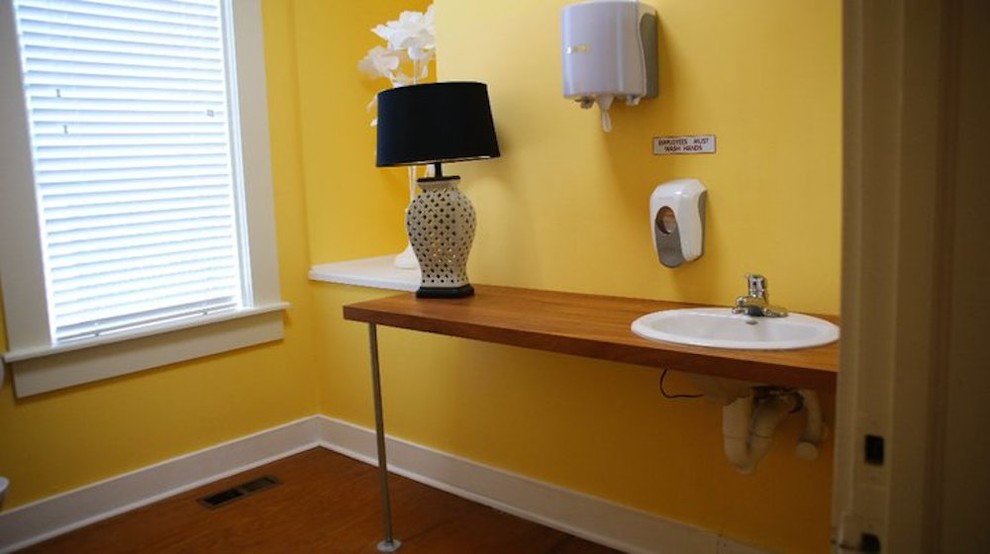 Свежая идея для дизайна: маленькая ванная комната с консольной раковиной, желтыми стенами и паркетным полом среднего тона для на участке и в саду - отличное фото интерьера