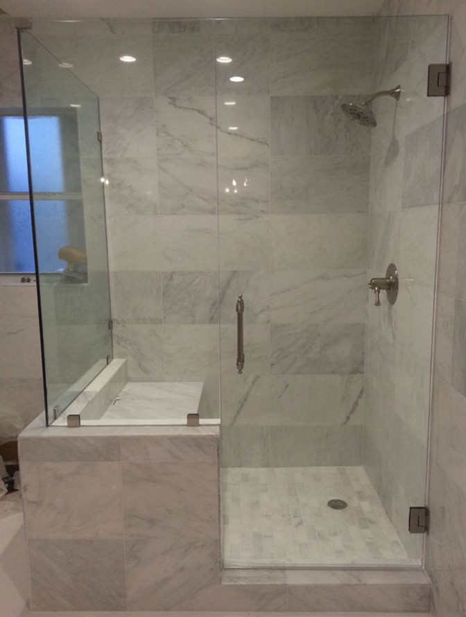Inspiration för en-suite badrum, med ett nedsänkt handfat, bänkskiva i akrylsten, ett fristående badkar, en hörndusch, vit kakel, stenkakel, beige väggar och marmorgolv