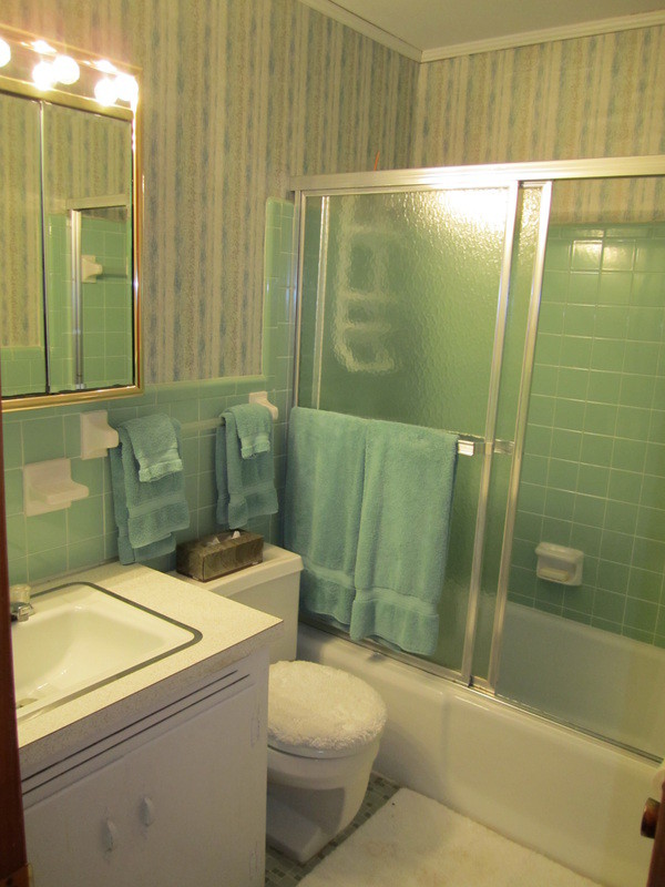 Идея дизайна: маленькая ванная комната с накладной раковиной, плоскими фасадами, белыми фасадами, столешницей из ламината, ванной в нише, душем над ванной, унитазом-моноблоком, синей плиткой, керамической плиткой, синими стенами, полом из керамической плитки и душевой кабиной для на участке и в саду