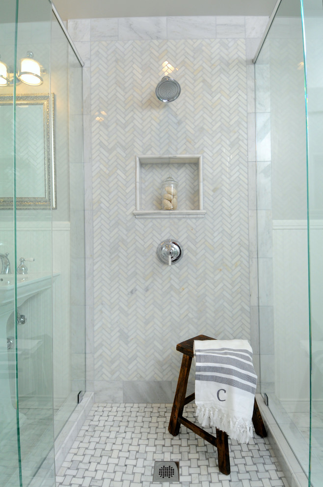 Großes Klassisches Badezimmer En Suite mit bodengleicher Dusche, Wandtoilette mit Spülkasten, grauer Wandfarbe, Marmorboden, Sockelwaschbecken, grauem Boden und Falttür-Duschabtrennung in Los Angeles