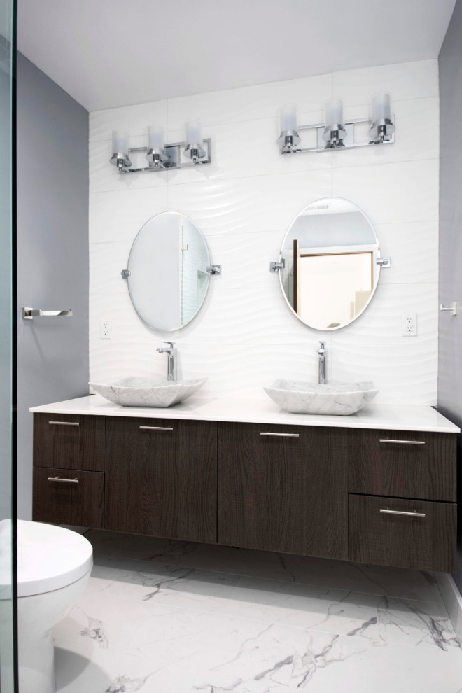 Mittelgroßes Modernes Duschbad mit flächenbündigen Schrankfronten, dunklen Holzschränken, weißen Fliesen, grauer Wandfarbe, Aufsatzwaschbecken, grauem Boden, weißer Waschtischplatte, Doppelwaschbecken und schwebendem Waschtisch in Los Angeles