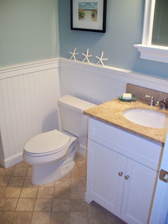 Maritimes Badezimmer mit beigen Fliesen, Keramikfliesen und blauer Wandfarbe in Wilmington