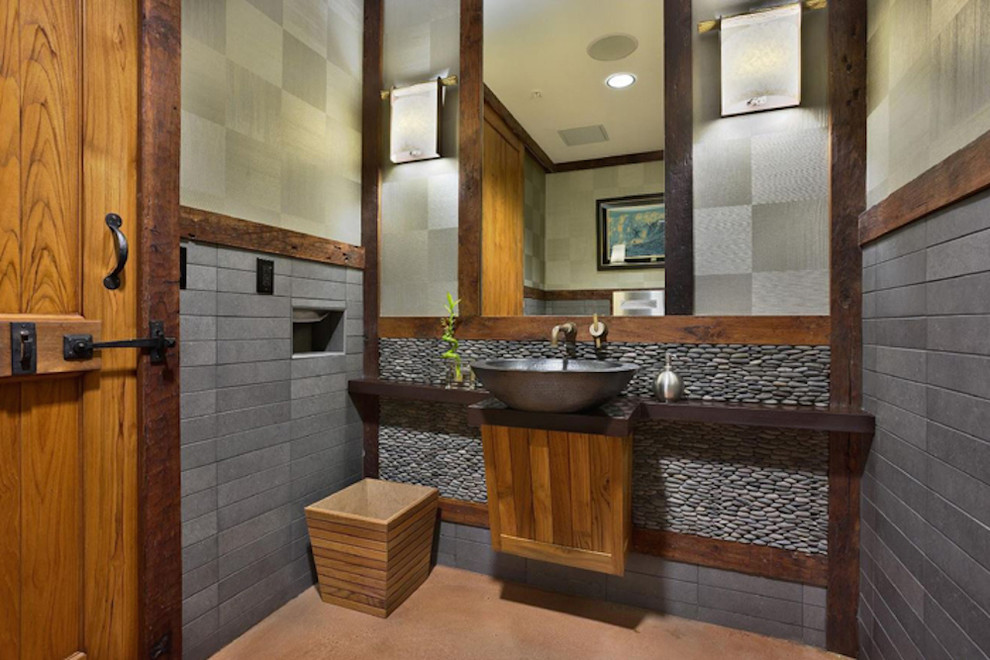 Inspiration pour une salle d'eau design en bois foncé de taille moyenne avec une douche ouverte, un mur gris, un sol en carrelage de porcelaine, un placard à porte shaker, une vasque et un sol marron.