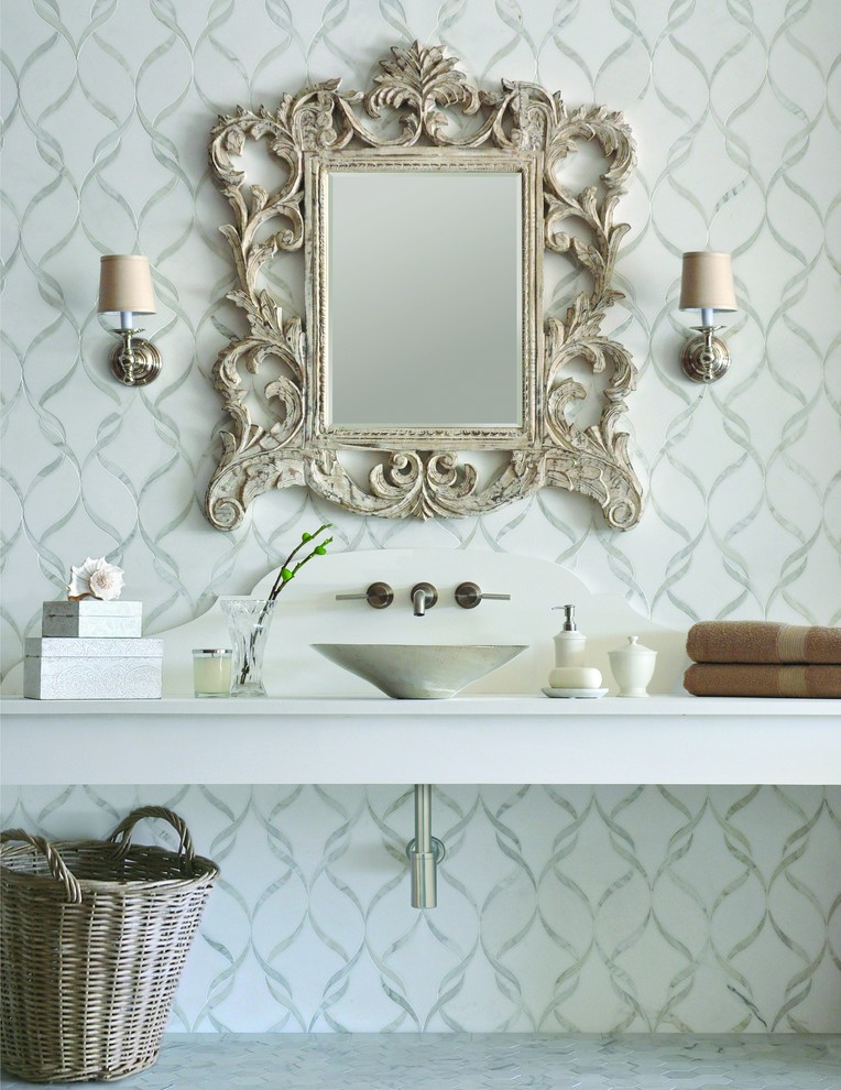 Foto på ett stort shabby chic-inspirerat en-suite badrum, med grå kakel, flerfärgad kakel, vit kakel, stenhäll, flerfärgade väggar, marmorgolv, ett fristående handfat, marmorbänkskiva och grått golv