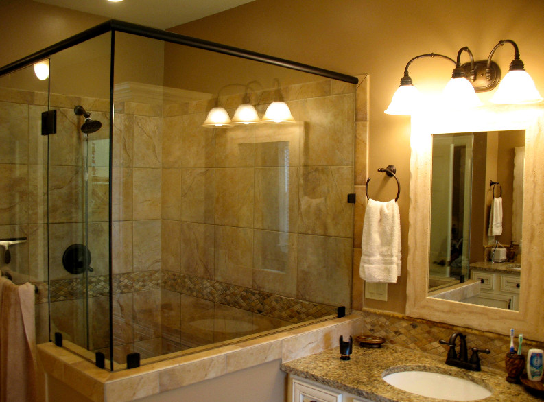 Imagen de cuarto de baño tradicional pequeño con baldosas y/o azulejos beige, paredes beige, lavabo encastrado, encimera de mármol y encimeras multicolor