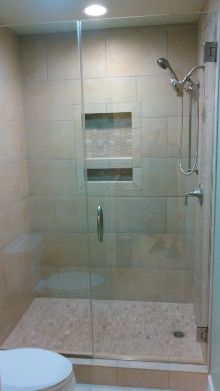 На фото: ванная комната в стиле неоклассика (современная классика) с душем в нише, бежевой плиткой, керамогранитной плиткой и душем с распашными дверями с