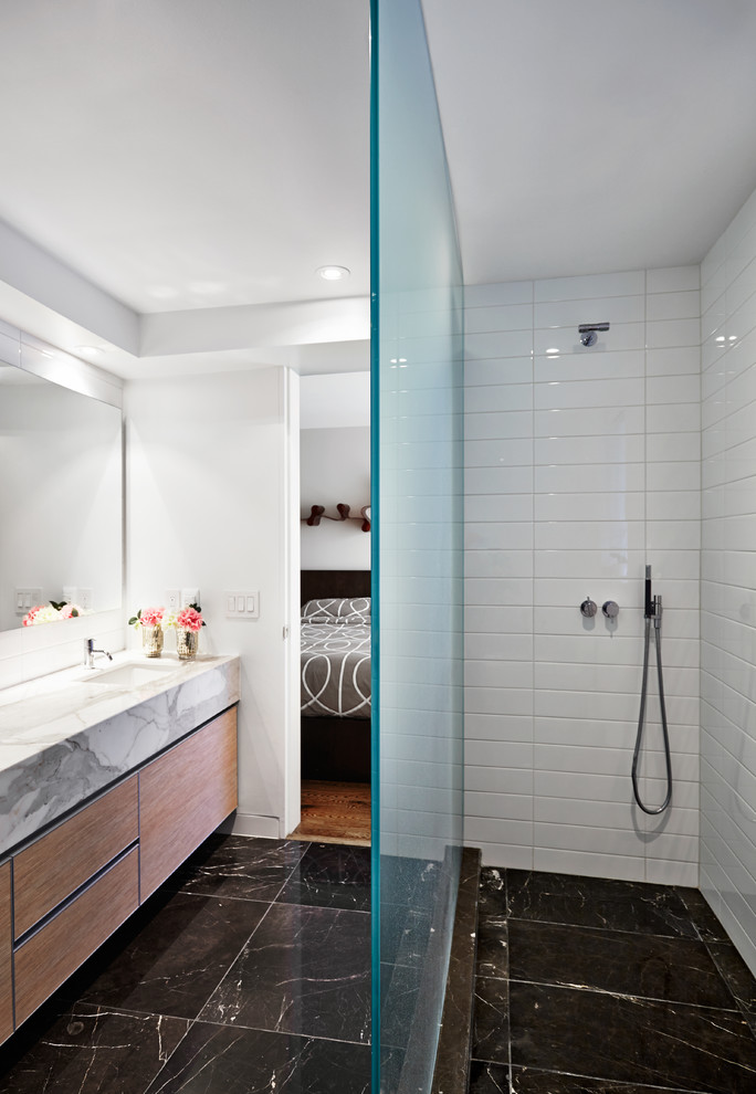 Exempel på ett modernt badrum, med marmorbänkskiva