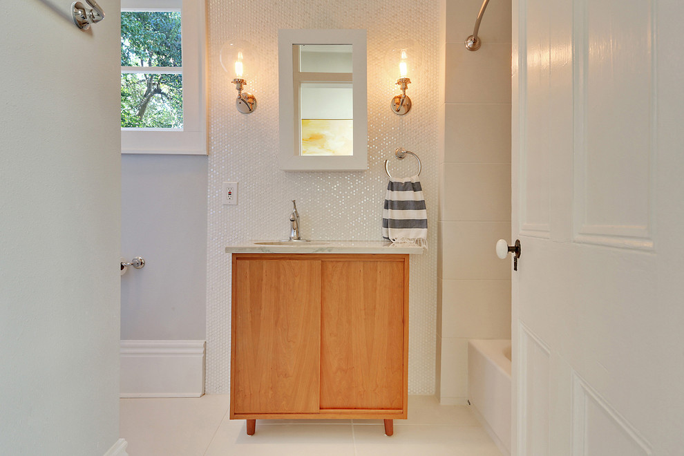 Foto di una stanza da bagno chic con ante in legno chiaro, vasca ad alcova, vasca/doccia, piastrelle bianche e piastrelle a mosaico