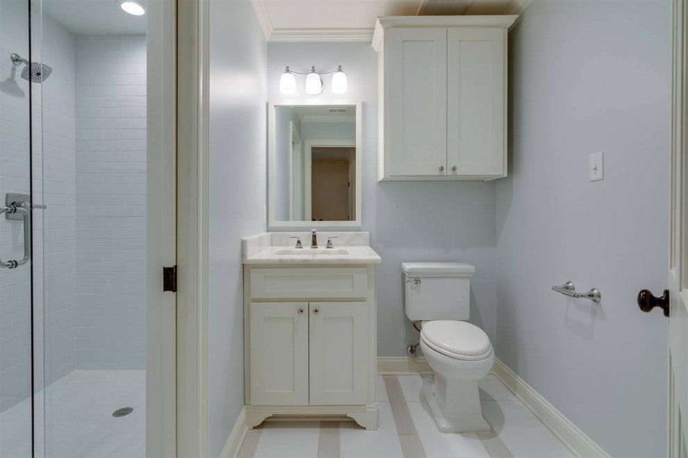 Inspiration pour une petite salle d'eau design avec un placard avec porte à panneau encastré, des portes de placard blanches, une douche à l'italienne, WC séparés, un mur bleu, un sol en carrelage de céramique, un lavabo posé, un plan de toilette en quartz, un sol beige, une cabine de douche à porte battante et un plan de toilette blanc.