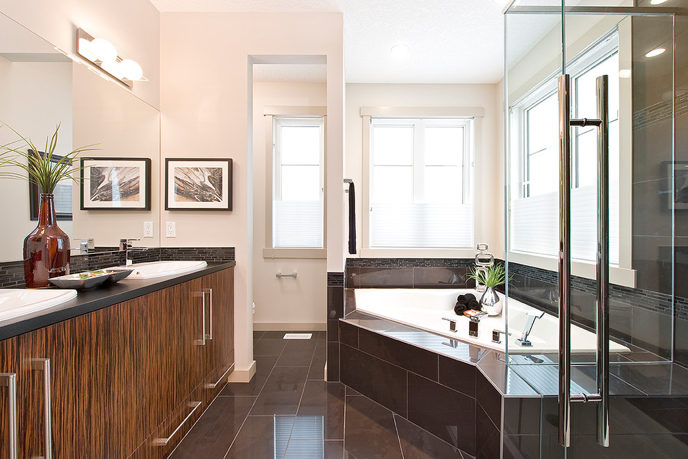 Пример оригинального дизайна: ванная комната в современном стиле с угловой ванной