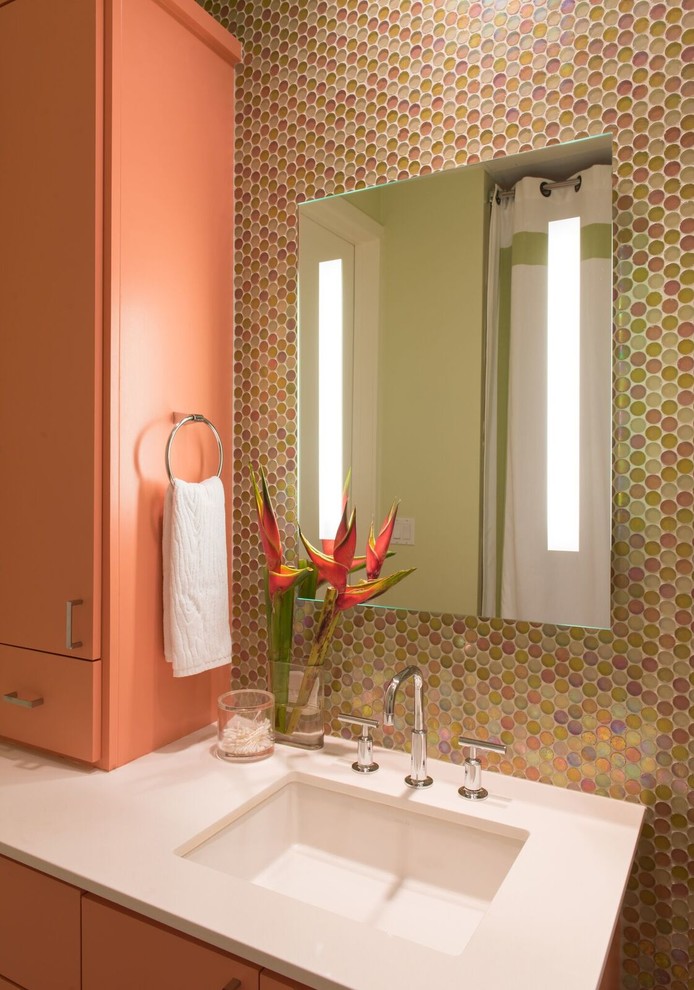 Esempio di una stanza da bagno stile marino di medie dimensioni con ante lisce, piastrelle verdi, piastrelle di vetro, pavimento in pietra calcarea, top in quarzite, pareti multicolore e lavabo sottopiano