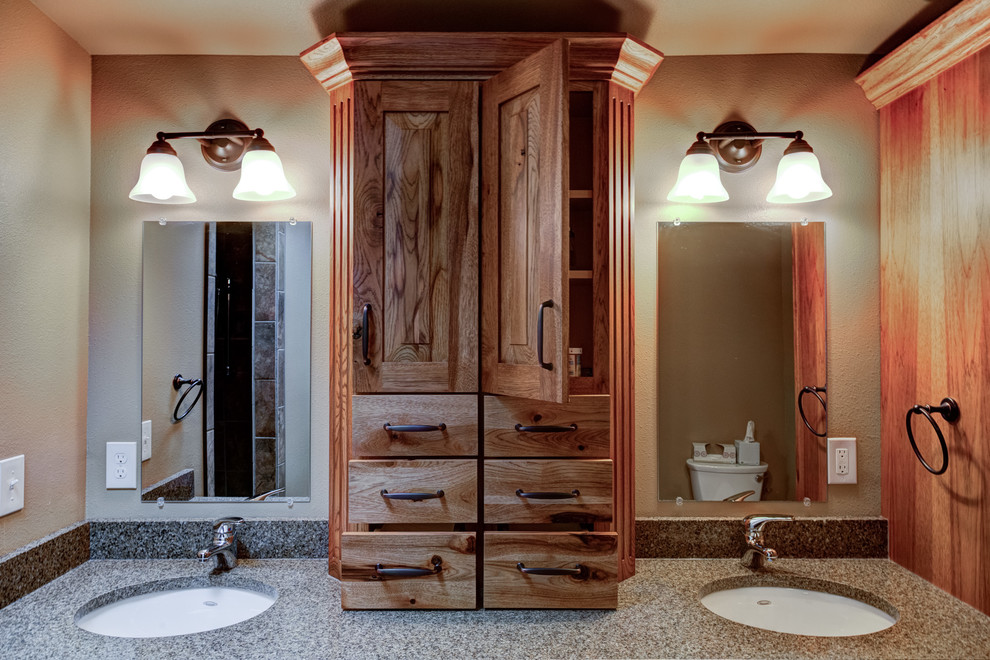 Immagine di una stanza da bagno padronale classica con ante con bugna sagomata e ante in legno scuro