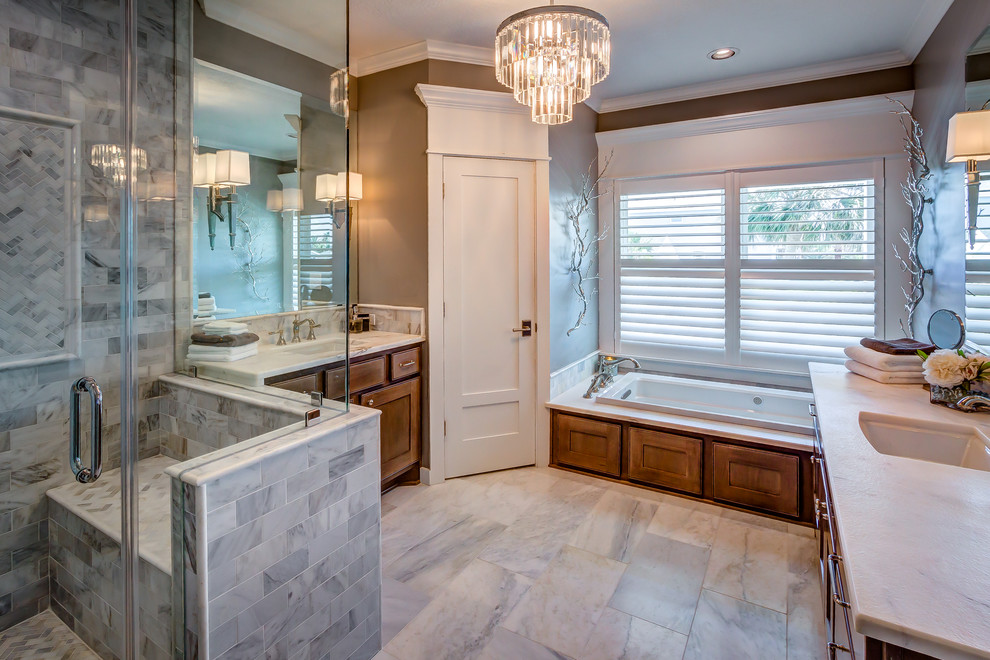 Inspiration för ett stort vintage en-suite badrum, med luckor med profilerade fronter, skåp i mellenmörkt trä, ett platsbyggt badkar, en hörndusch, bruna väggar, klinkergolv i porslin, ett undermonterad handfat och marmorbänkskiva