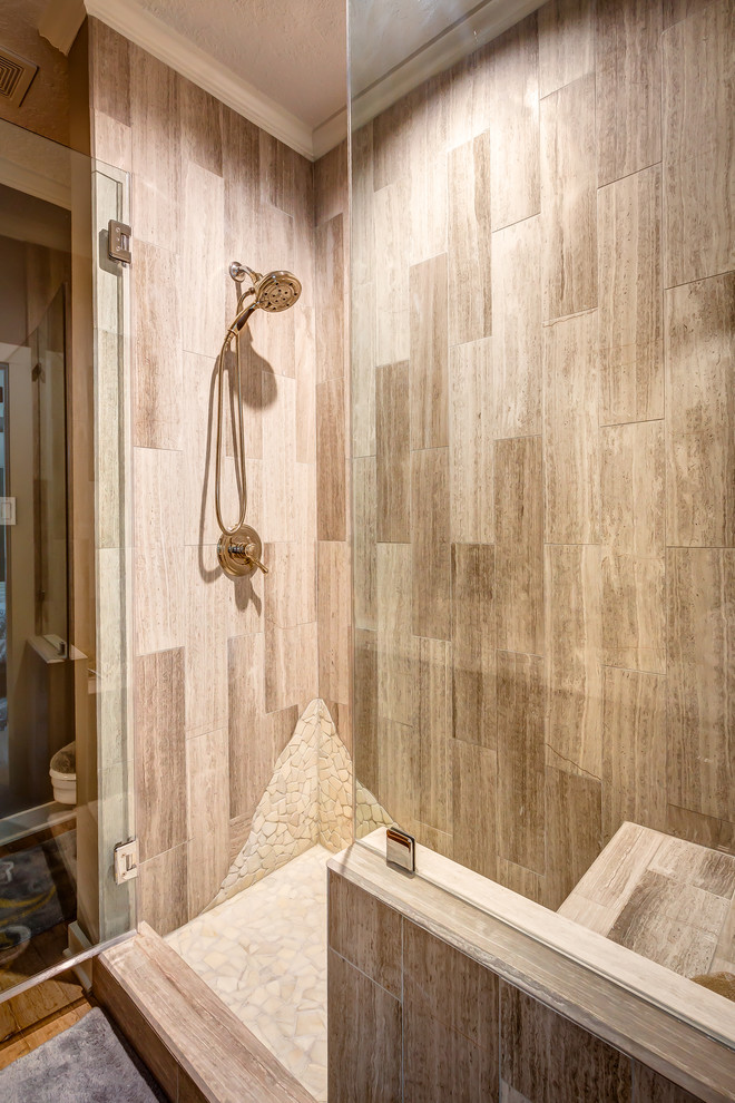 Immagine di una stanza da bagno tradizionale con doccia alcova e pavimento in legno massello medio