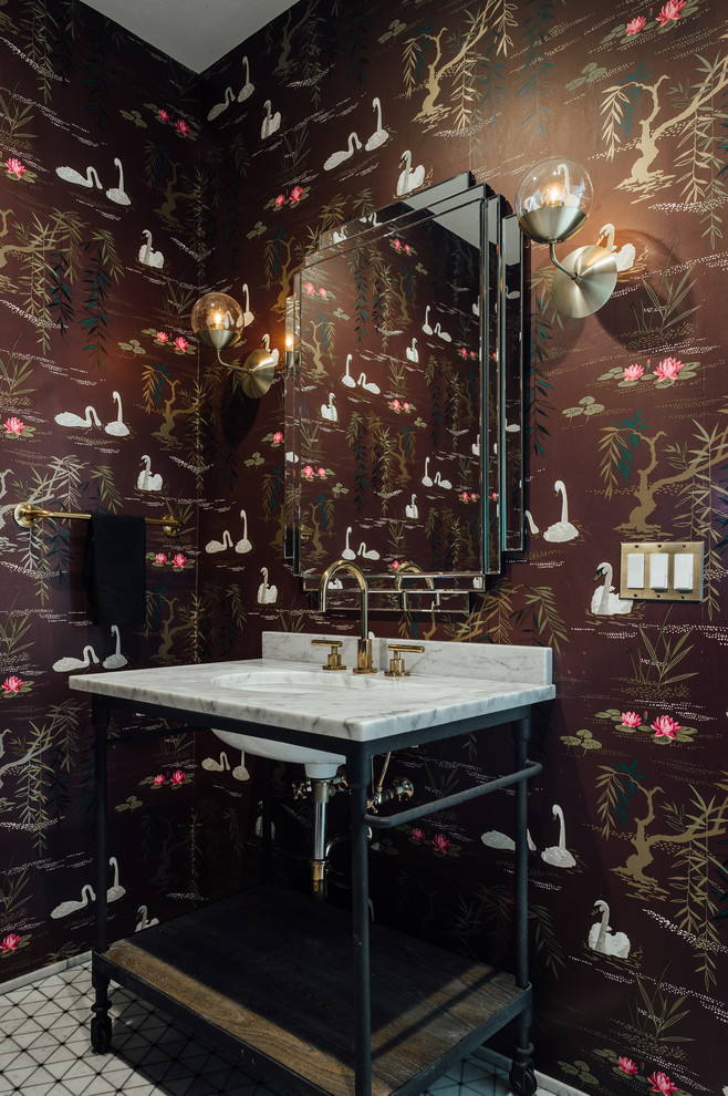 Exempel på ett litet eklektiskt badrum, med en toalettstol med hel cisternkåpa, lila väggar, marmorgolv, ett piedestal handfat och vitt golv