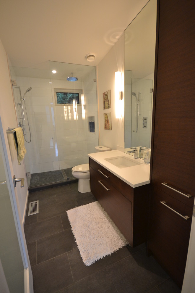 Стильный дизайн: ванная комната в современном стиле с врезной раковиной и двойным душем - последний тренд