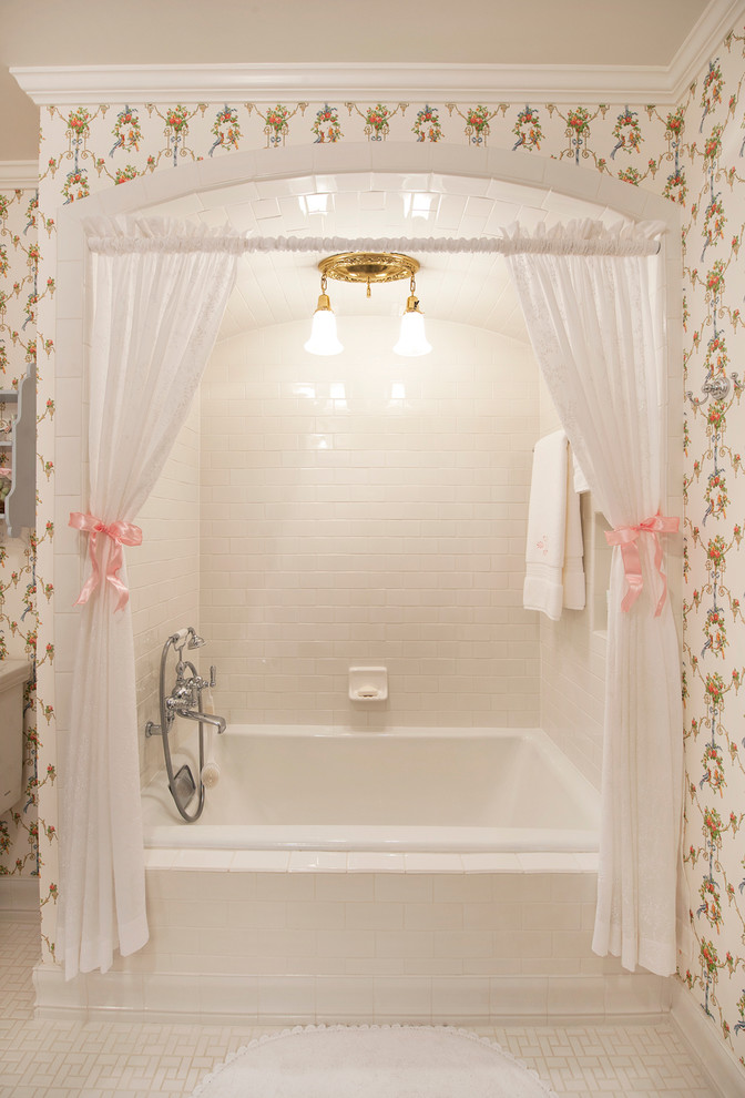 Foto de cuarto de baño clásico con bañera empotrada, ducha empotrada, baldosas y/o azulejos blancos y paredes multicolor