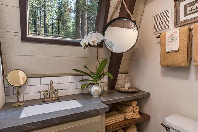 Kleines Eklektisches Badezimmer mit grünen Schränken, weißen Fliesen, Metrofliesen, weißer Wandfarbe, Mosaik-Bodenfliesen, Einbauwaschbecken, gefliestem Waschtisch, schwarzem Boden, Duschvorhang-Duschabtrennung und grauer Waschtischplatte in Sacramento