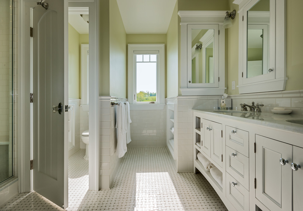 Источник вдохновения для домашнего уюта: ванная комната в классическом стиле с врезной раковиной