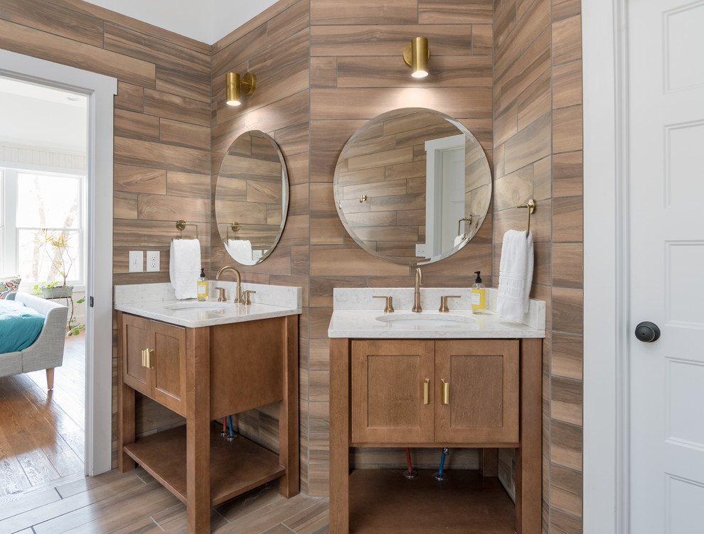 Inspiration för eklektiska en-suite badrum, med skåp i shakerstil, bruna skåp och marmorbänkskiva