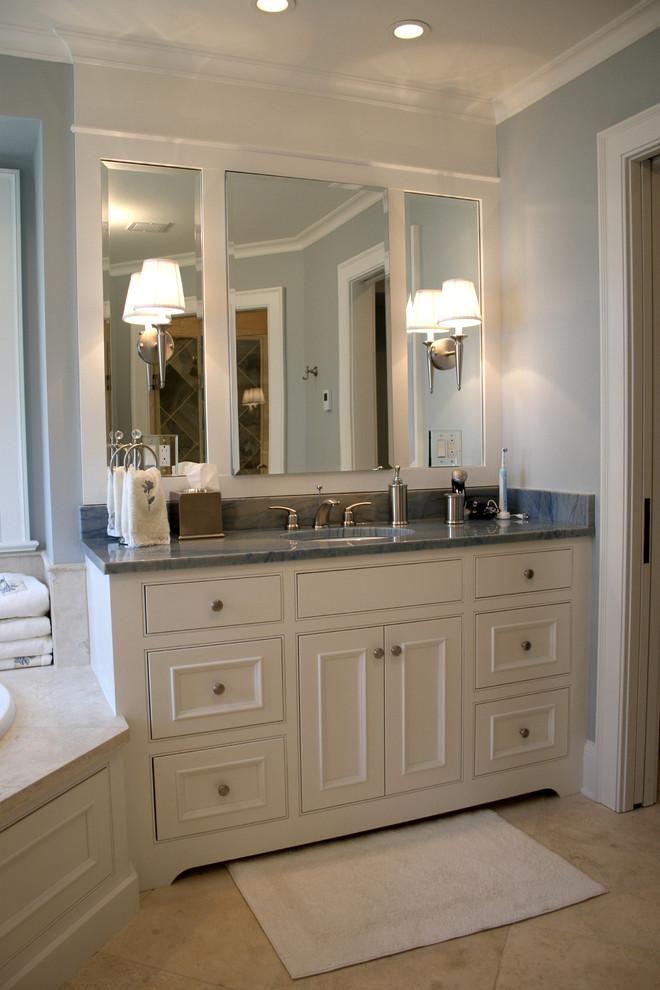 Diseño de cuarto de baño principal clásico grande con armarios con rebordes decorativos, puertas de armario blancas, bañera encastrada, paredes grises, lavabo bajoencimera y suelo beige