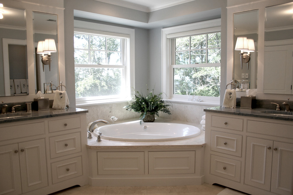 Идея дизайна: большая главная ванная комната в классическом стиле с фасадами с утопленной филенкой, белыми фасадами, накладной ванной, серыми стенами, врезной раковиной, мраморной столешницей и бежевым полом