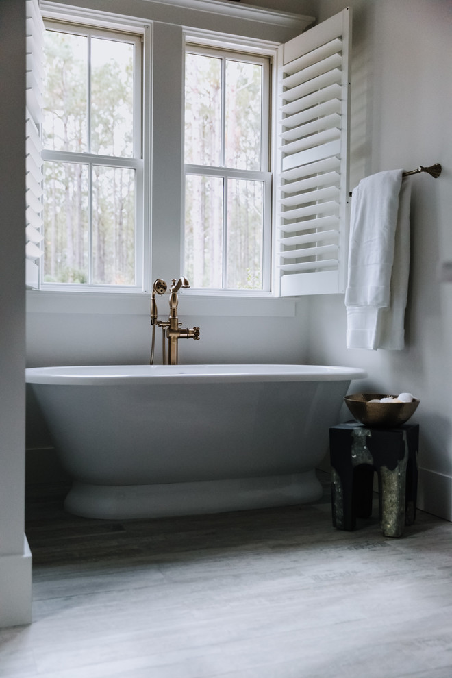 Diseño de cuarto de baño principal tradicional renovado grande con bañera exenta, suelo de baldosas de porcelana, suelo gris y paredes blancas