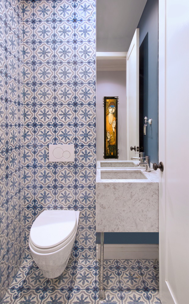 Ispirazione per una stanza da bagno boho chic con WC sospeso, piastrelle blu, piastrelle bianche, piastrelle di cemento, pareti multicolore, pavimento in cementine, lavabo integrato e pavimento multicolore