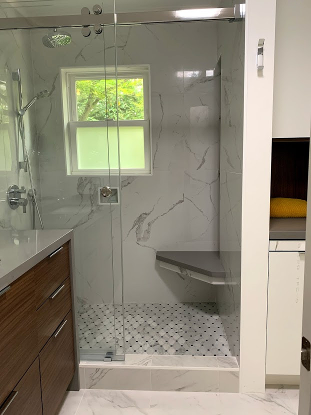 Foto på ett mellanstort funkis grå badrum med dusch, med släta luckor, skåp i mellenmörkt trä, en dusch i en alkov, grå kakel, marmorkakel, vita väggar, marmorgolv, ett undermonterad handfat, bänkskiva i kvarts, grått golv och dusch med skjutdörr