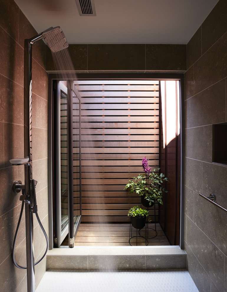 Foto di una stanza da bagno stile marino con zona vasca/doccia separata, piastrelle beige, piastrelle di pietra calcarea, pavimento con piastrelle a mosaico e pavimento bianco
