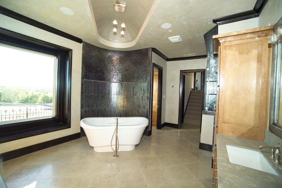 Esempio di un'ampia stanza da bagno design con vasca freestanding e lavabo sottopiano