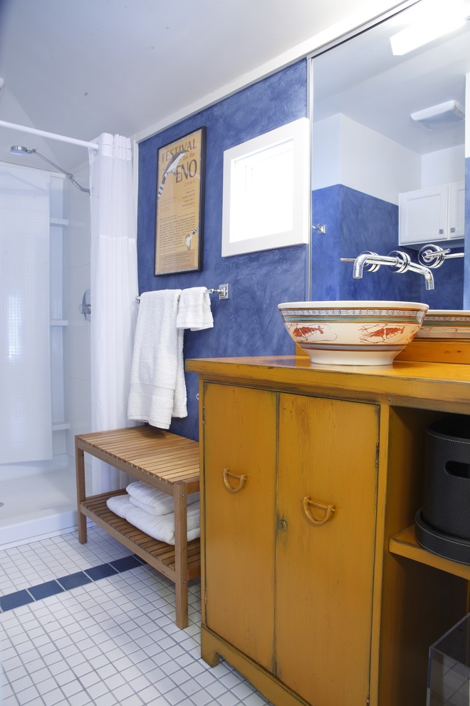 На фото: ванная комната в стиле фьюжн с настольной раковиной, фасадами островного типа, желтыми фасадами, столешницей из дерева, душем в нише, раздельным унитазом и керамической плиткой