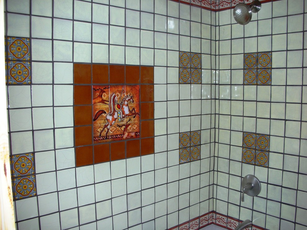 Exemple d'une grande salle de bain principale sud-ouest américain avec un lavabo encastré, un plan de toilette en granite, une baignoire indépendante, une douche double, un mur beige, tomettes au sol, un carrelage multicolore et des carreaux de céramique.