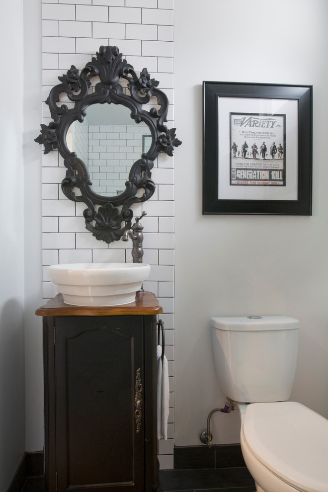 Exemple d'un petit WC et toilettes industriel en bois foncé avec une vasque, un placard en trompe-l'oeil, un plan de toilette en bois, WC séparés, un carrelage blanc, des carreaux de céramique, un mur blanc et un sol en carrelage de porcelaine.