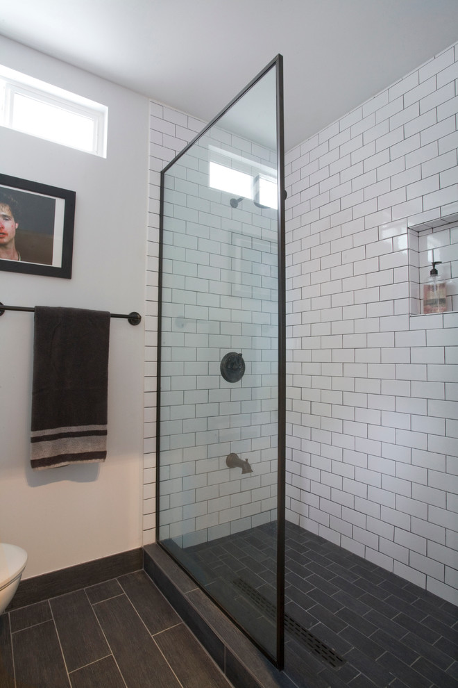 Esempio di una piccola stanza da bagno con doccia industriale con doccia aperta, piastrelle bianche, piastrelle in ceramica, pareti bianche e pavimento in gres porcellanato