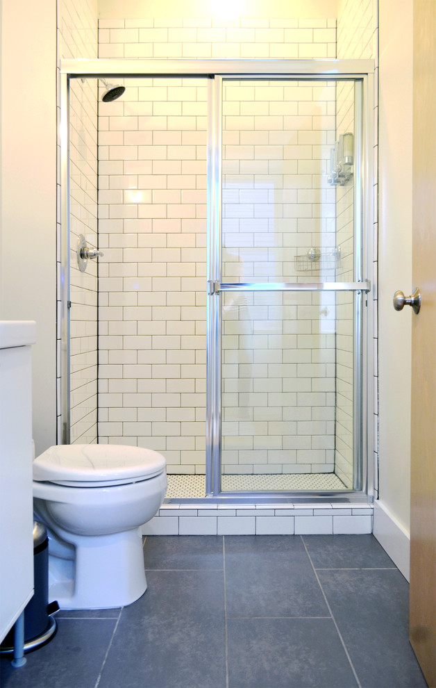 Источник вдохновения для домашнего уюта: маленькая ванная комната в стиле неоклассика (современная классика) с плоскими фасадами, белыми фасадами, душем в нише, раздельным унитазом, белой плиткой, плиткой кабанчик, белыми стенами, полом из сланца, душевой кабиной, накладной раковиной, серым полом и душем с раздвижными дверями для на участке и в саду