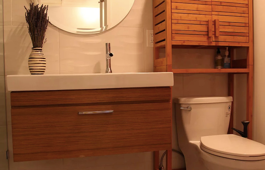 Стильный дизайн: ванная комната среднего размера в морском стиле с плоскими фасадами, фасадами цвета дерева среднего тона, унитазом-моноблоком, желтой плиткой, керамогранитной плиткой, белыми стенами, душевой кабиной и монолитной раковиной - последний тренд