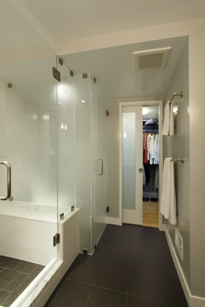 Exemple d'une salle de bain tendance avec une porte coulissante.