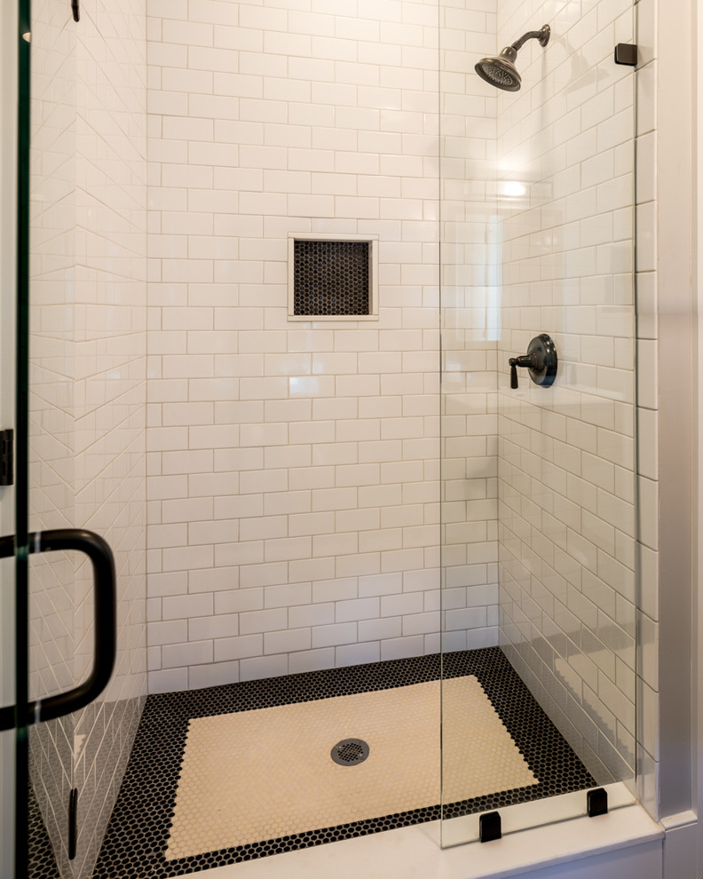 Foto di una stanza da bagno classica di medie dimensioni con nessun'anta, ante in legno scuro, doccia alcova, piastrelle bianche, piastrelle in ceramica e pareti grigie