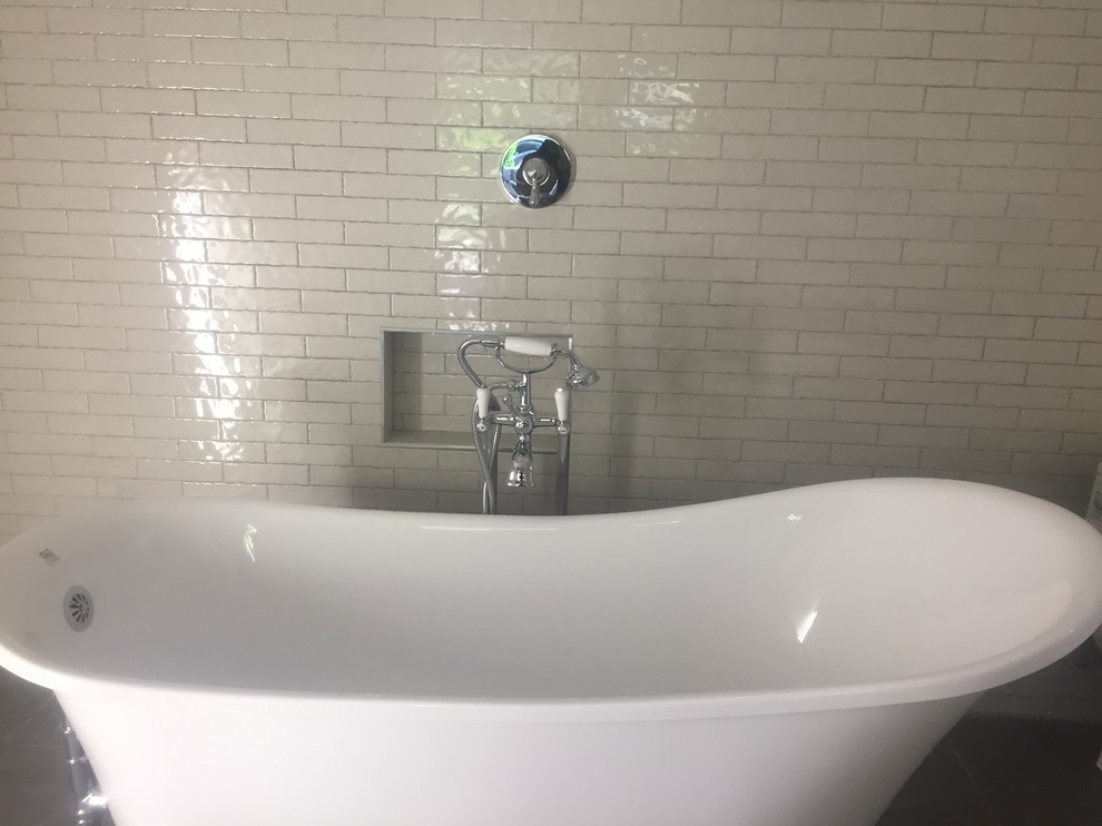 Inspiration för små moderna flerfärgat en-suite badrum, med ett badkar med tassar, en toalettstol med hel cisternkåpa, vit kakel, tunnelbanekakel, vita väggar, klinkergolv i keramik, ett integrerad handfat, marmorbänkskiva och grått golv