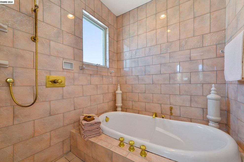 Réalisation d'une très grande salle de bain principale méditerranéenne avec un plan de toilette en granite, une baignoire posée, une douche à l'italienne, WC séparés, un carrelage beige, un carrelage de pierre et un mur beige.