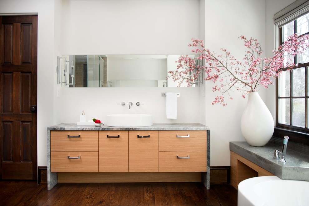 Idee per una stanza da bagno padronale minimalista di medie dimensioni con ante lisce, ante in legno chiaro, vasca freestanding, pareti bianche, parquet scuro, lavabo a bacinella e top in marmo