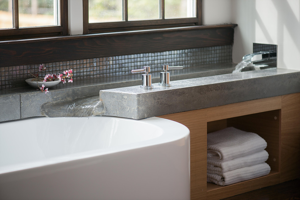 Esempio di una stanza da bagno padronale minimalista di medie dimensioni con ante lisce, ante in legno chiaro, vasca freestanding, pareti bianche, parquet scuro, lavabo a bacinella e top in marmo